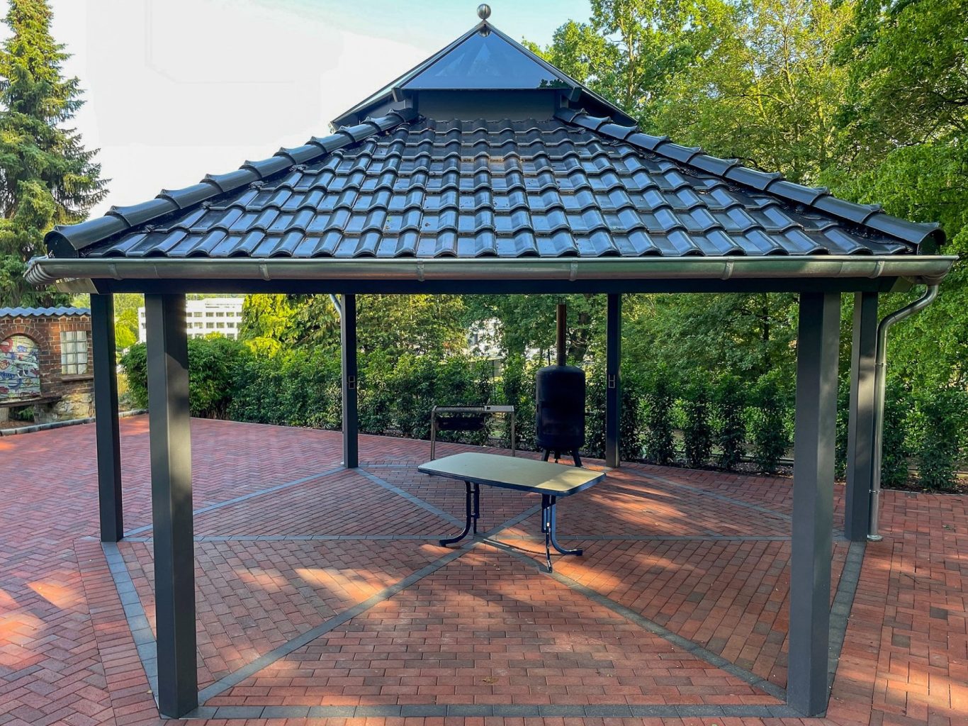 Ein Gartenpavillon aus Metall und Glas Ein Gartenpavillon aus Metall und Glas